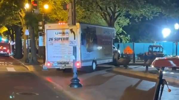 Image captures the moment that a rented U-Haul truck was intentionally crashed into security barrier near the White House. - Sputnik International