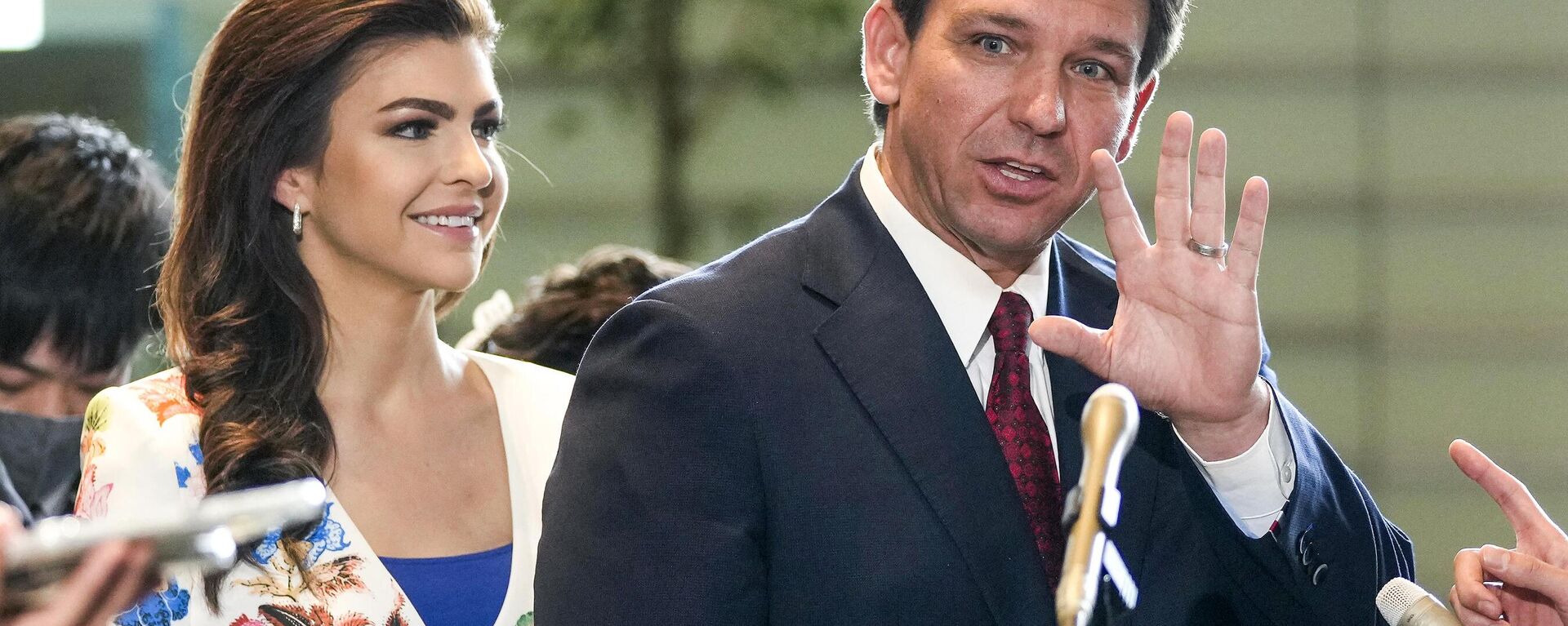 Florida Governor Ron DeSantis (R) waves to journalists as his wife Casey (L) looks one after meeting Japanese Prime Minister Fumio Kishida at the latter's official residence in Tokyo on April 24, 2023 - Sputnik International, 1920, 26.05.2023