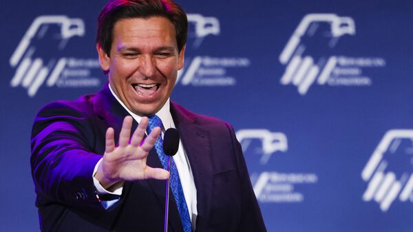 Republican Florida Governor Ron DeSantis waves to supporters at the Republican Jewish Coalition Annual Leadership Meeting in Las Vegas, Nevada, on November 19, 2022 - Sputnik International