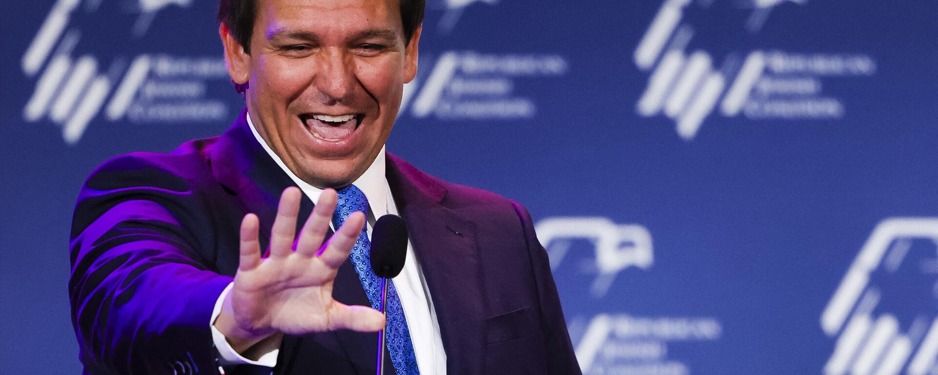 Republican Governor of Florida Ron DeSantis greets his supporters during the Republican Jewish Coalition annual leadership meeting in Las Vegas, Nevada, November 19, 2022 - Sputnik International, 1920, 26.05.2023