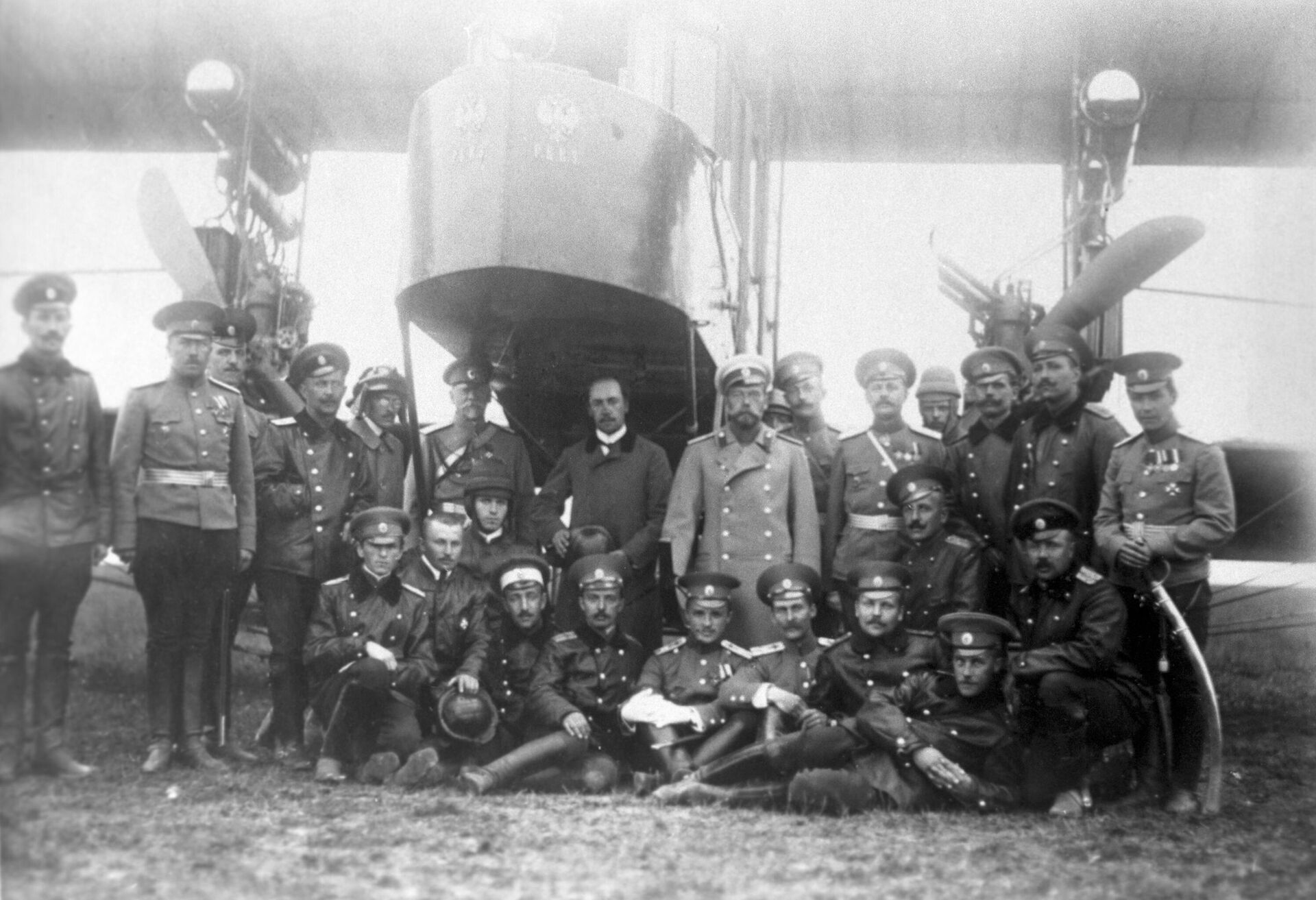 Russian Emperor Nicholas II (second row, fifth from the right) next to the Russky Vityaz aircraft. 1913 - Sputnik International, 1920, 27.05.2023