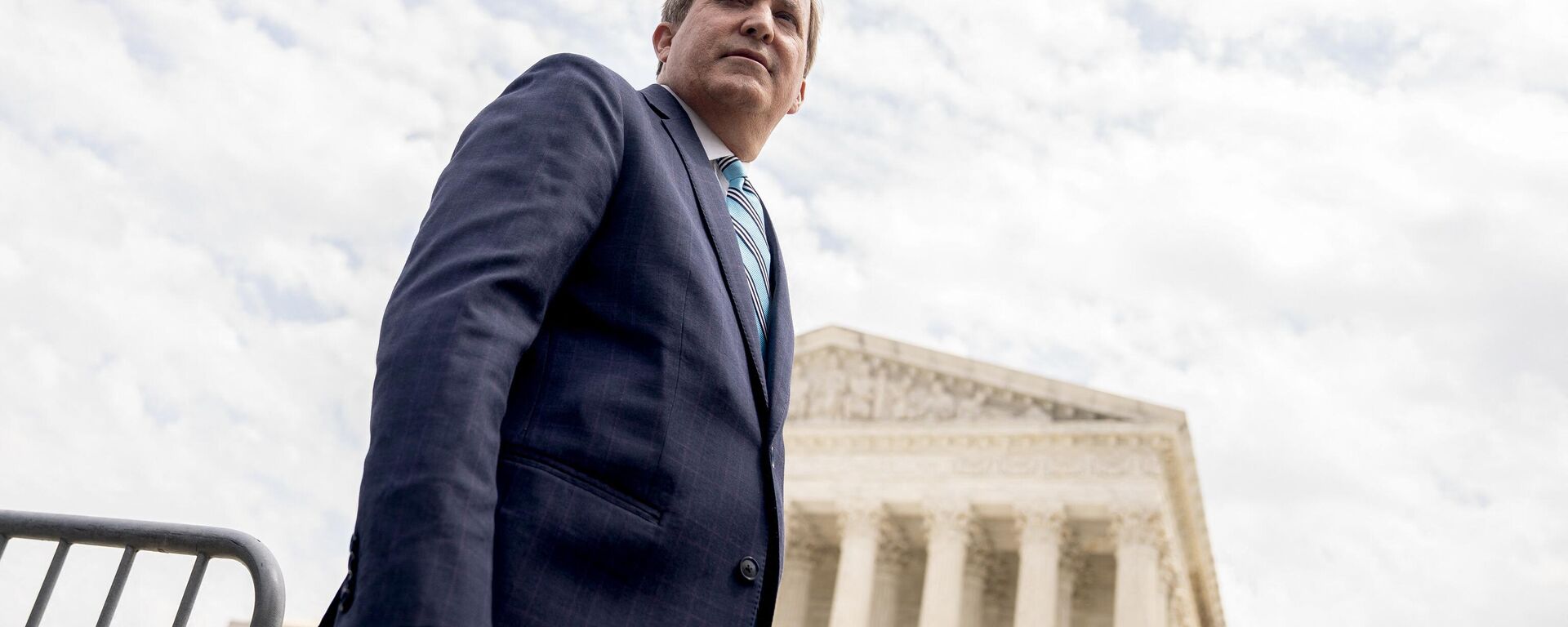Texas then-Attorney General Ken Paxton speaks to reporters in front of the US Supreme Court in Washington, DC, on April 26, 2022. - Sputnik International, 1920, 28.05.2023