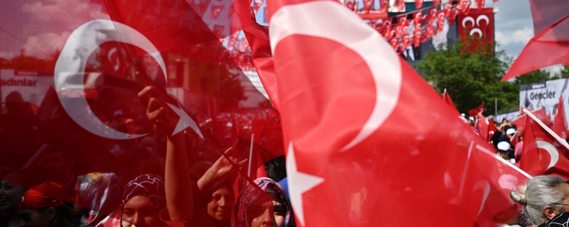 Supporters of incumbent Turkish President Recep Tayyip Erdogan at a rally in Ankara. - Sputnik International, 1920, 13.11.2024