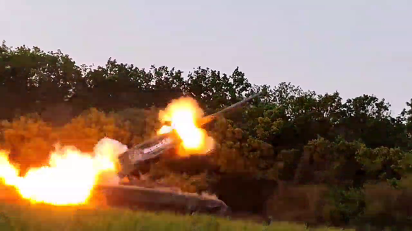 Russia’s Solntsepyok flamethrower system wipes out Ukrainian stronghold with thermobaric shell during advance on Svatovo - Sputnik International