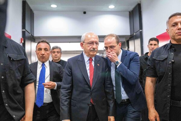 Republican People&#x27;s Party (CHP) leader and presidential candidate of the main opposition alliance Kemal Kilicdaroglu (C) walks through CHP headquarters in Ankara with bodyguards after his speech. - Sputnik International