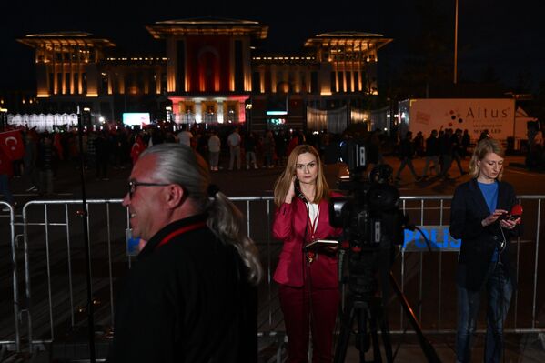 Journalists outside the presidential palace in Ankara after the second round of the Turkish presidential election. - Sputnik International