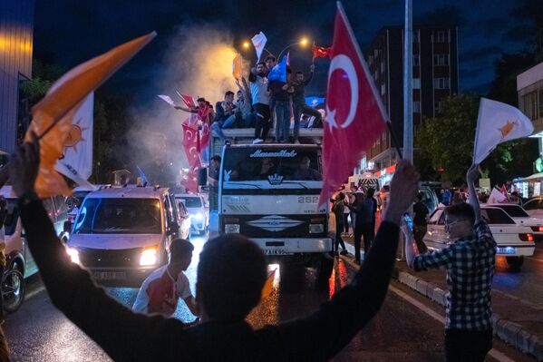 Supporters of Turkish President Recep Tayyip Erdogan celebrate Erdogan&#x27;s victory after the runoff election in the earthquake-hit city of Kahramanmaras. - Sputnik International