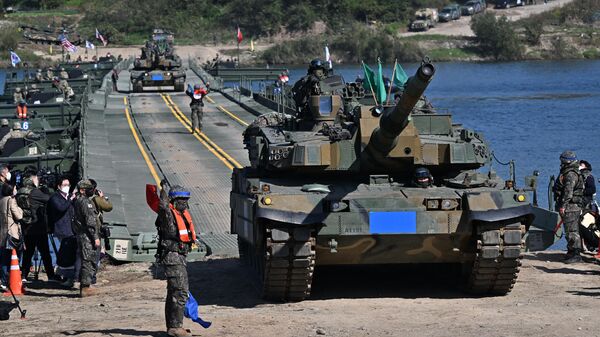 South Korea's K2 tanks cross a river over a floating bridge during a South Korea-US joint river-crossing drill as part of the annual Hoguk military exercise in Yeoju on October 19, 2022.  - Sputnik International