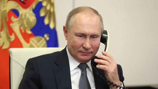 Russian President Vladimir Putin speaks on the phone - Sputnik International