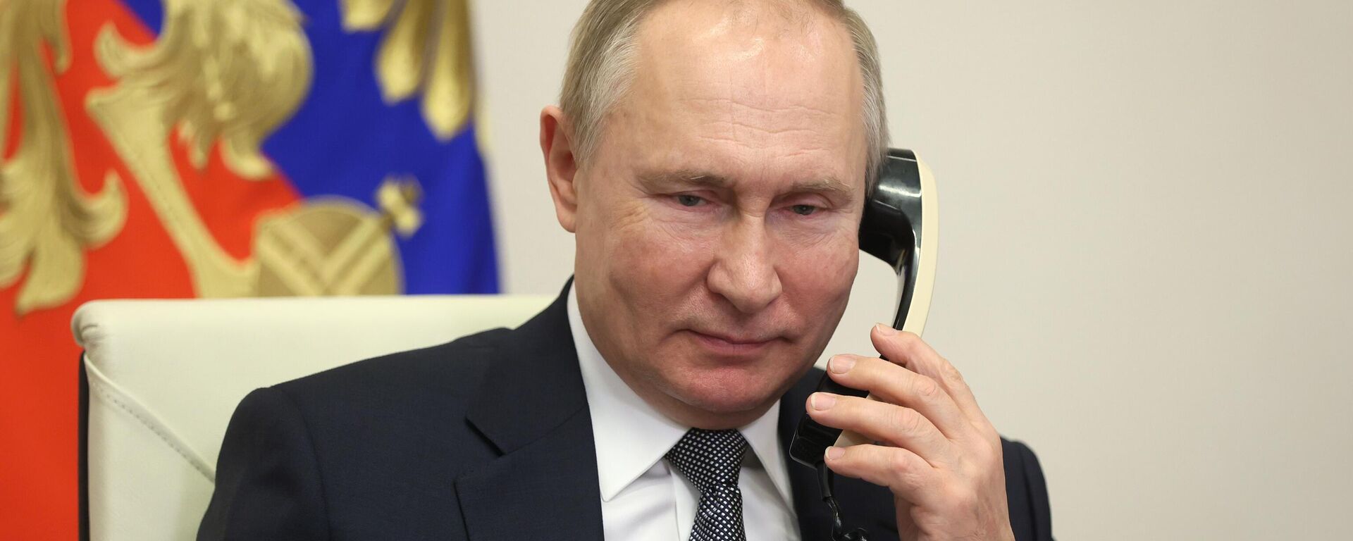 Russian President Vladimir Putin speaks on the phone - Sputnik International, 1920, 12.06.2023