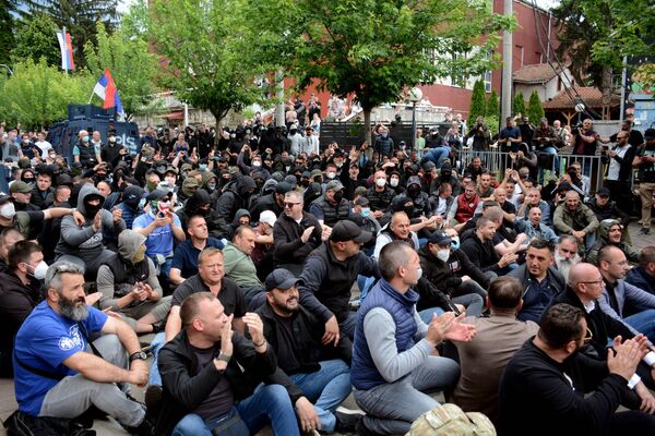 Serbs from Kosovo gather to demand the removal of recently elected Albanian mayors outside the municipal building in Zvecan, northern Kosovo. - Sputnik International