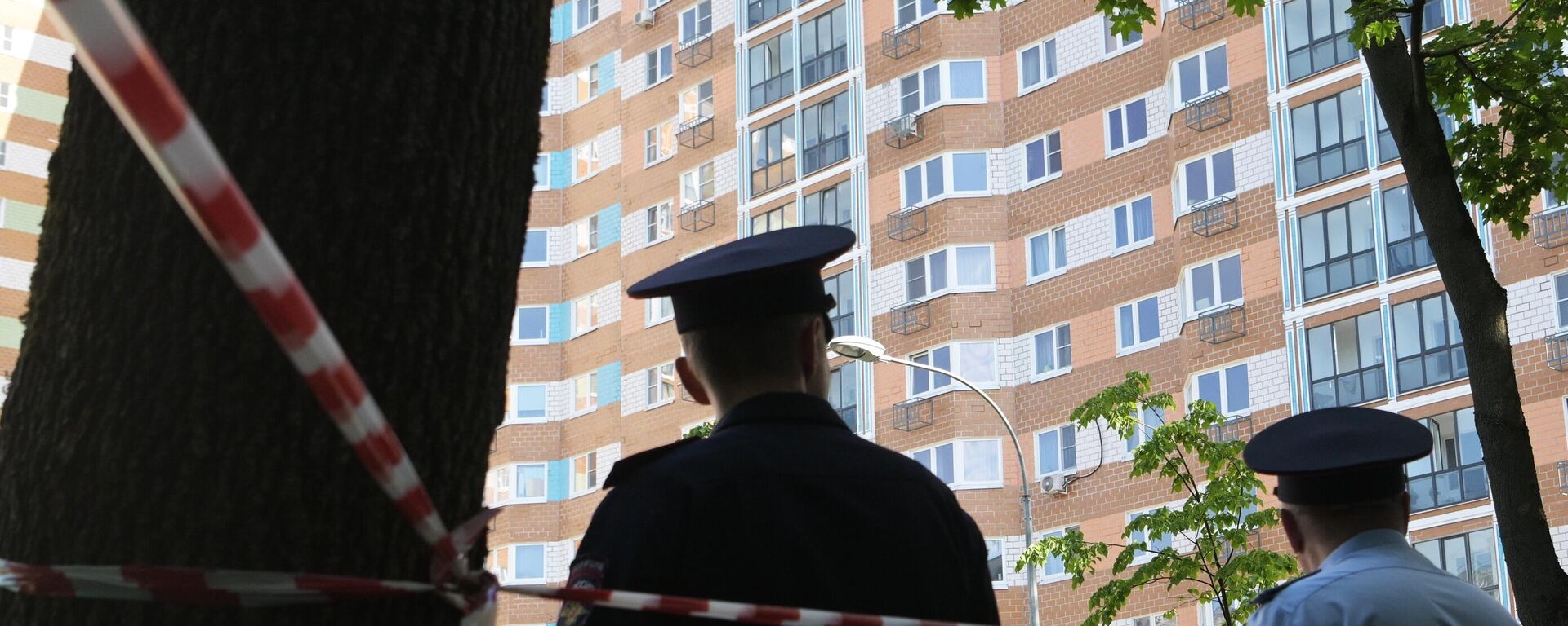 Police officers outside a residential building affected by a drone attack on Profsoyuznaya Street in Moscow.  - Sputnik International, 1920, 18.08.2023