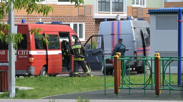 Russian Emergencies Ministry officers outside a residential building damaged in a drone attack on Profsoyuznaya Street in Moscow - Sputnik International