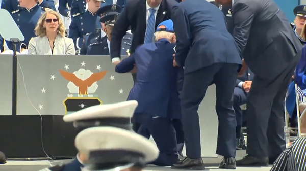 Image captures the moment in which US President Joe Biden fall on stage during the commencement ceremony at the US Air Force Academy in Colorado. - Sputnik International