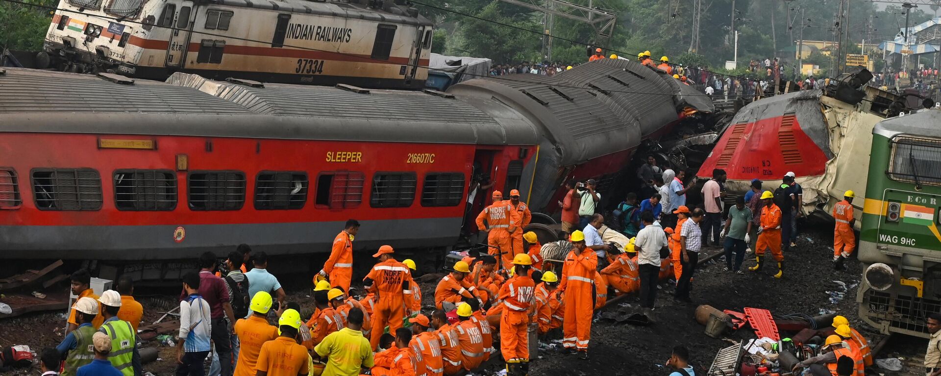 Rescue workers gather around damaged carriages at the accident site of a three-train collision near Balasore, about 200 km (125 miles) from the state capital Bhubaneswar in the eastern state of Odisha, on June 3, 2023. At least 288 people were killed and more than 850 injured in a horrific three-train collision in India, officials said on June 3, the country's deadliest rail accident in more than 20 years. (Photo by Dibyangshu SARKAR / AFP) - Sputnik International, 1920, 03.06.2023