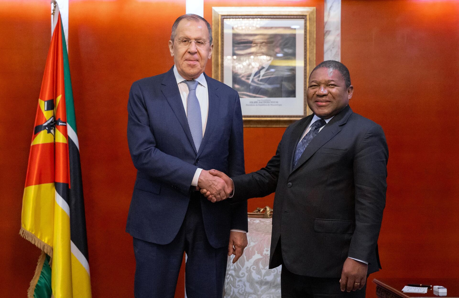 In this handout photo released by the Russian Foreign Ministry, Russian Foreign Minister Sergey Lavrov and Mozambique's President Filipe Jacinto Nyusi shake hands during a meeting at the presidential palace, in Maputo, Mozambique. - Sputnik International, 1920, 03.06.2023
