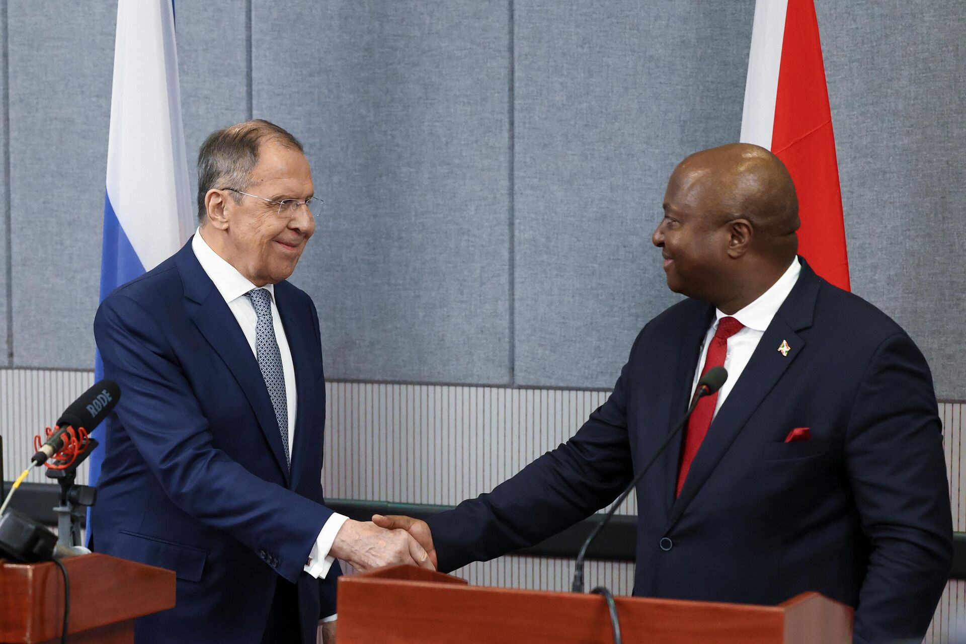 In this handout photo released by the Russian Foreign Ministry, Russian Foreign Minister Sergey Lavrov and his Burundian counterpart Albert Shingiro shake hands during a news conference following their meeting in Bujumbura, Republic of Burundi. - Sputnik International, 1920, 03.06.2023