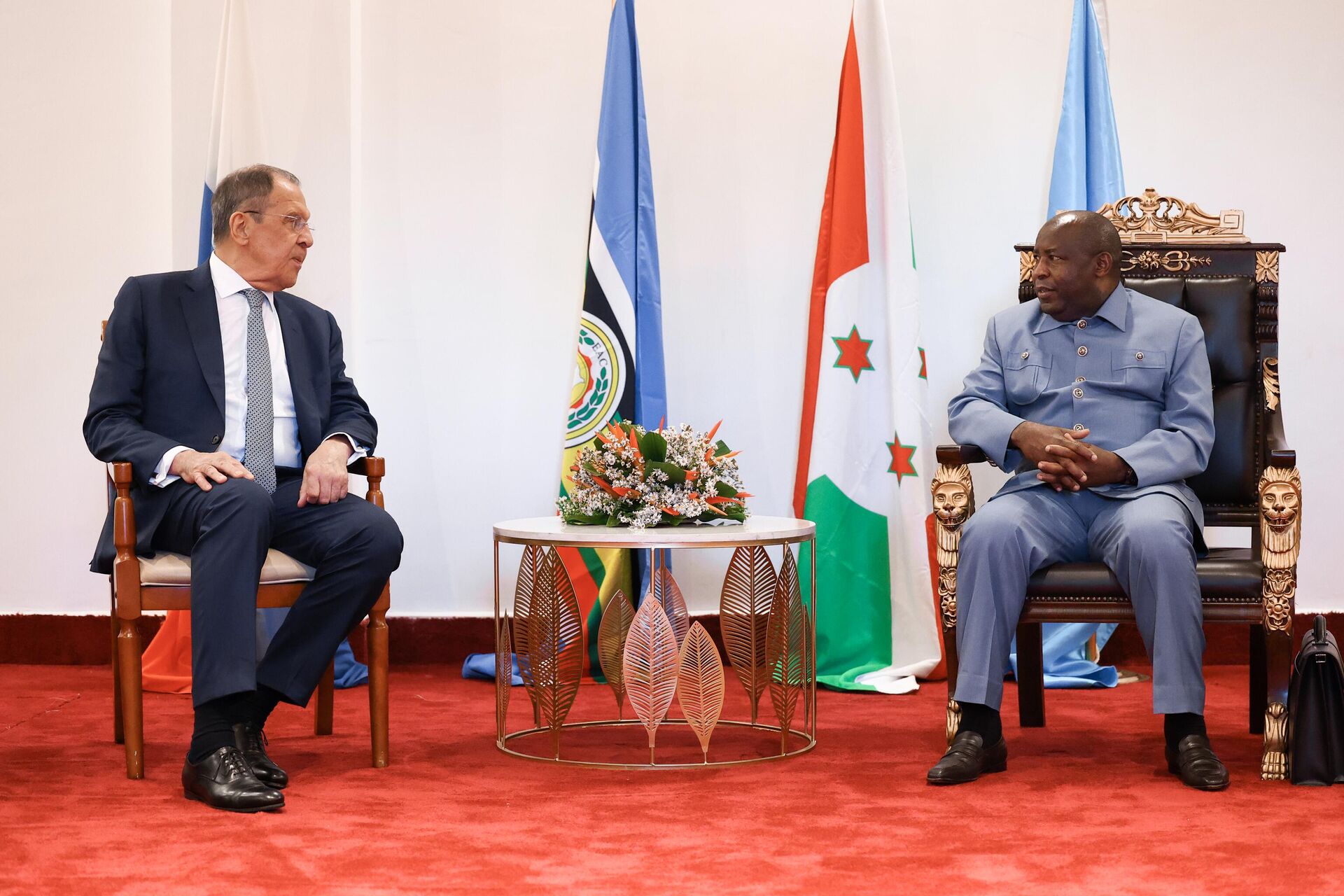 In this handout photo released by the Russian Foreign Ministry, Russian Foreign Minister Sergey Lavrov and Burundian President Evariste Ndayishimiye attend a a meeting at the presidential palace in Bujumbura, Republic of Burundi. - Sputnik International, 1920, 03.06.2023