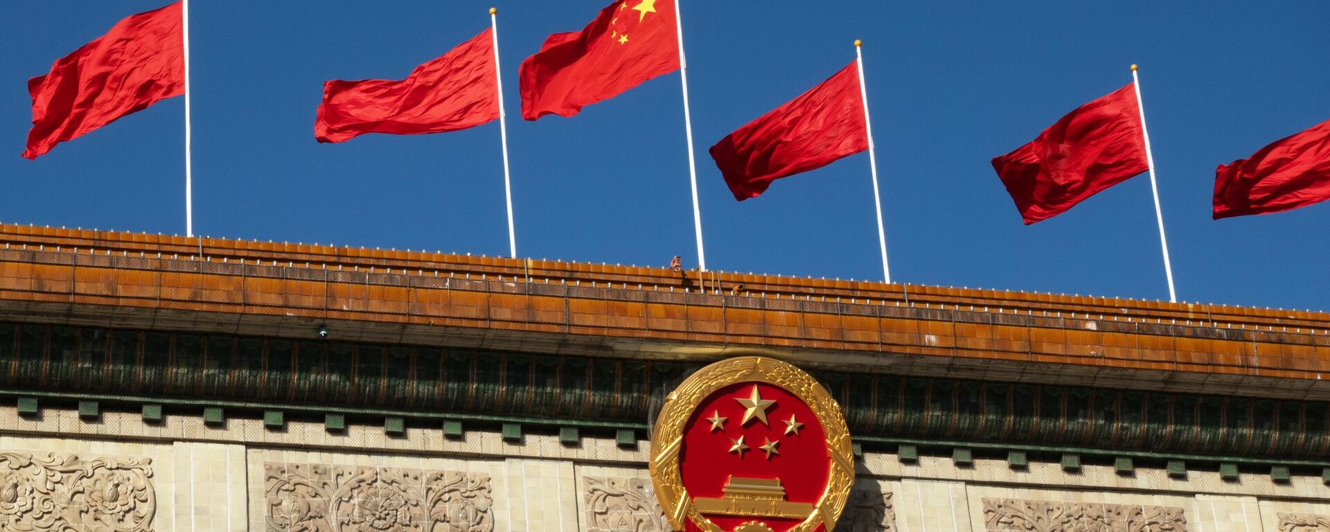 این نما پرچم‌های مجلس خلق در پکن، چین را نشان می‌دهد.  - اسپوتنیک بین المللی، 1920، 2024/03/20