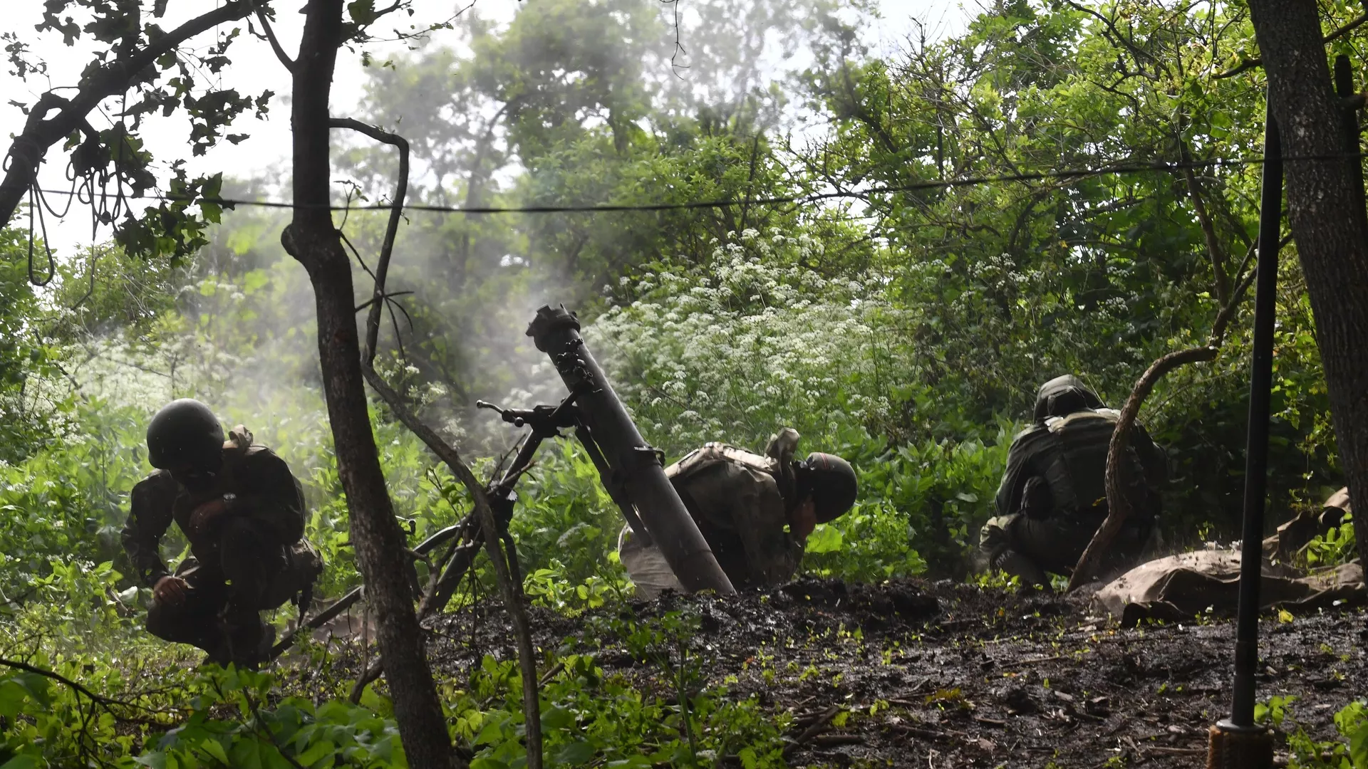 Russian servicemen of a mortar unit fire a 2B11 Sani (Sleigh) mortar towards Ukrainian positions, in the course of Russia's military operation in Ukraine, in Lugansk People's Republic, Russia - Sputnik International, 1920, 07.10.2024