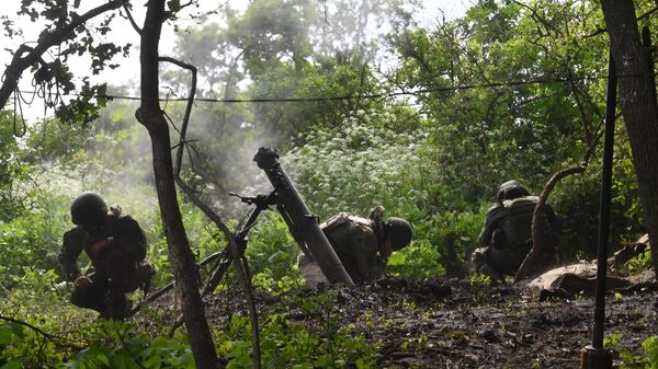 Russian servicemen of a mortar unit fire a 2B11 Sani (Sleigh) mortar towards Ukrainian positions, in the course of Russia's military operation in Ukraine, in Lugansk People's Republic, Russia - Sputnik International