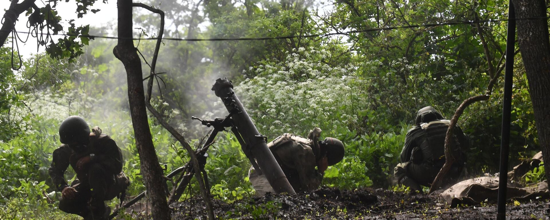 Russian servicemen of a mortar unit fire a 2B11 Sani (Sleigh) mortar towards Ukrainian positions, in the course of Russia's military operation in Ukraine, in Lugansk People's Republic, Russia - Sputnik International, 1920, 05.06.2023