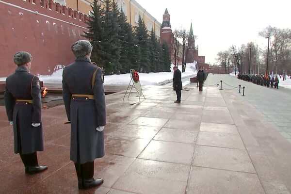 In this handout photo released by the Russian Defense Ministry, UK Defense Minister Ben Wallace attends a wreath-laying ceremony at the Tomb of the Unknown Soldier by the Kremlin Wall, in Moscow, Russia. - Sputnik International