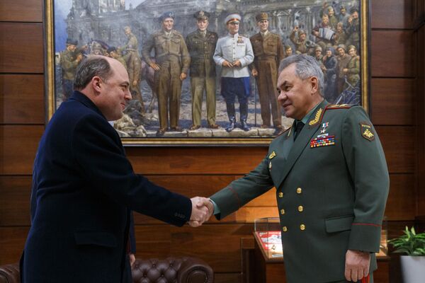 In this handout photo released by the Russian Defense Ministry, Russian Defense Minister Sergey Shoigu meets UK Defense Minister Ben Wallace in Moscow, Russia - Sputnik International