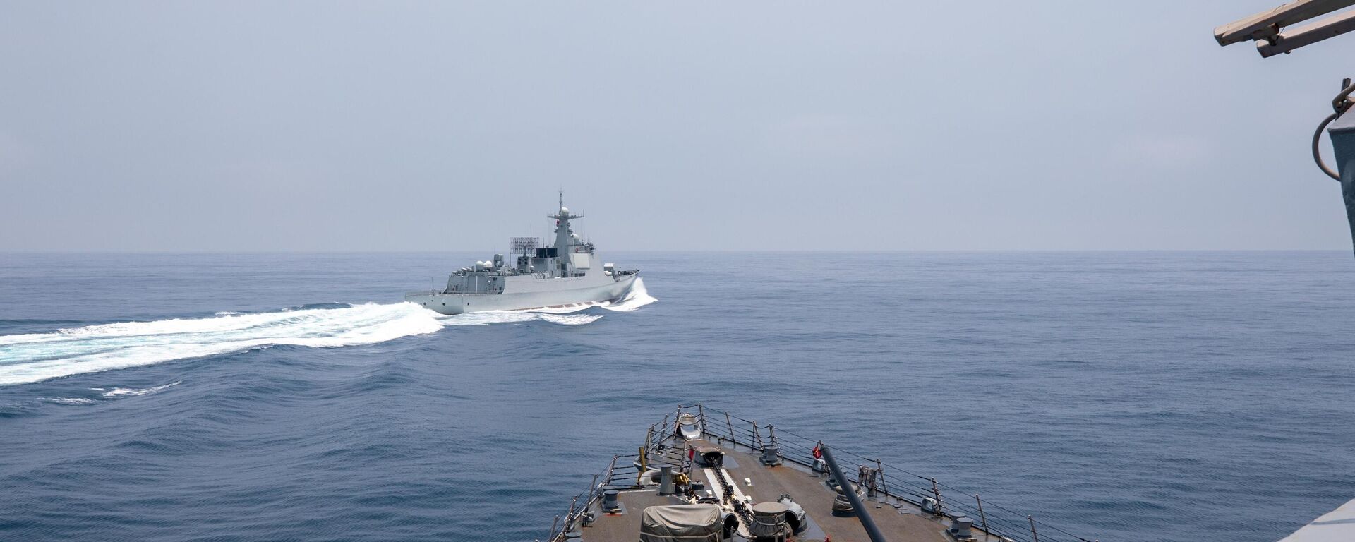 The Arleigh Burke-class guided-missile destroyer USS Chung-Hoon (DDG 93) observes PLA(N) LUYANG III DDG 132 (PRC LY 132) execute maneuvers in an unsafe manner while conducting a routine south to north Taiwan Strait transit alongside the Halifax-class frigate HMCS Montreal (FFG 336), June 3. USS Chung-Hoon is on a routine deployment to U.S. 7th Fleet and is assigned to Commander, Task Force (CTF 71)/ Destroyer Squadron (DESRON) 15. CTF 71/DESRON 15 is the largest forward-deployed DESRON and the U.S. 7th Fleet’s principal surface force. - Sputnik International, 1920, 01.08.2023