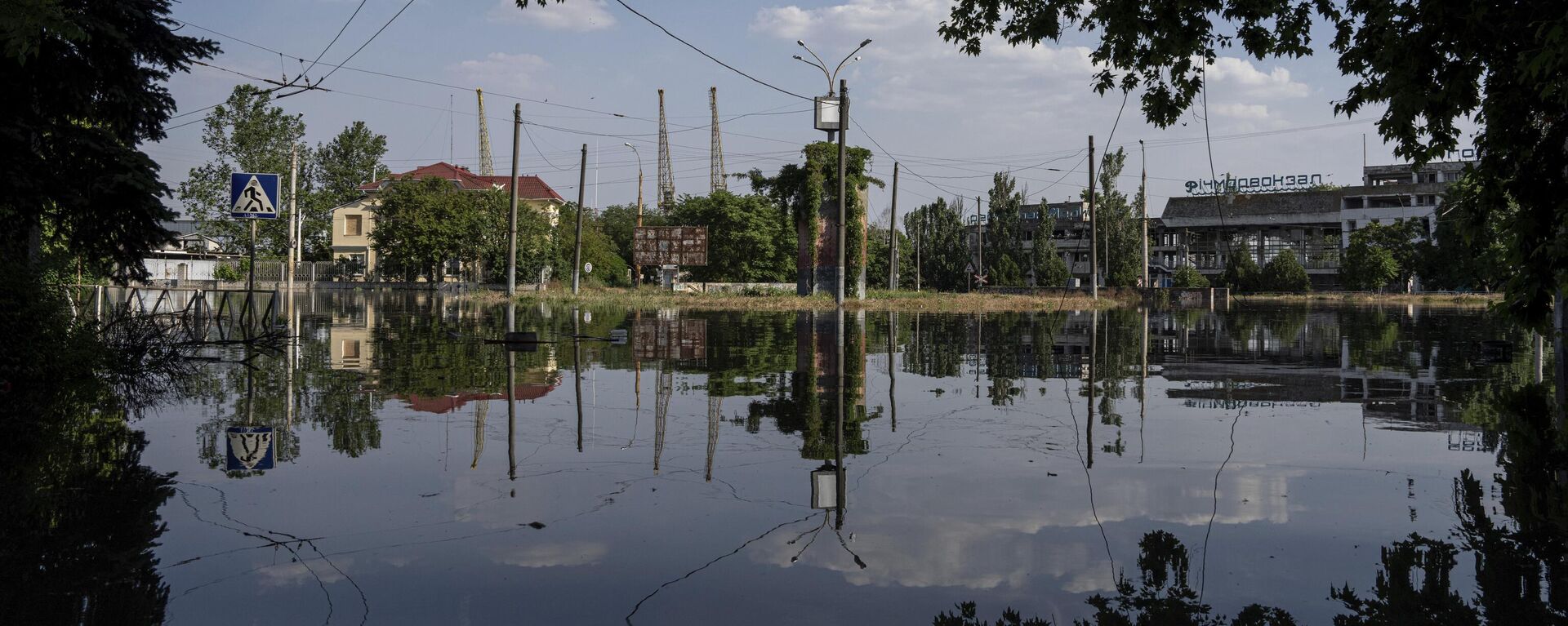 Streets are flooded in Kherson, Tuesday, Jun 6, 2023 after the Kakhovka dam was blown up overnight.  - Sputnik International, 1920, 06.06.2023