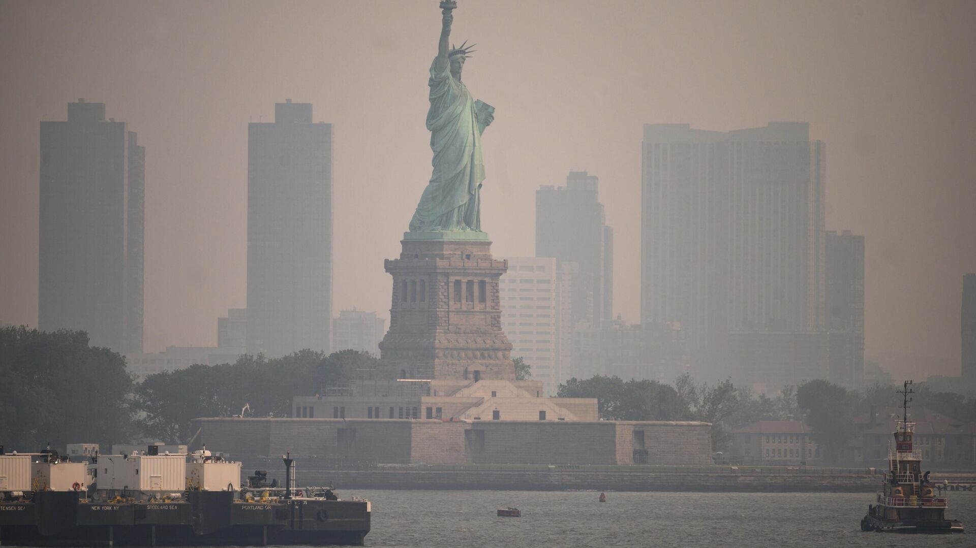 The Statue of Liberty from the Staten Island Ferry during heavy smog in New York on June 6, 2023. Smoke from Canada’s wildfires has engulfed the Northeast and Mid-Atlantic regions of the US, raising concerns over the harms of persistent poor air quality. - Sputnik International, 1920, 30.06.2023