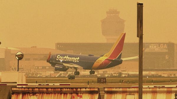 A Southwest airliner approaches LaGuardia Airport in New York, Wednesday, June 7, 2023. - Sputnik International