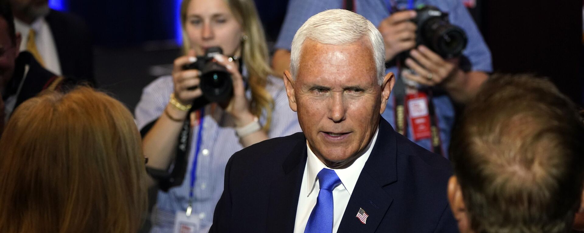 Republican presidential candidate former Vice President Mike Pence greets audience members at a campaign event, Wednesday, June 7, 2023, in Ankeny, Iowa. - Sputnik International, 1920, 28.10.2023