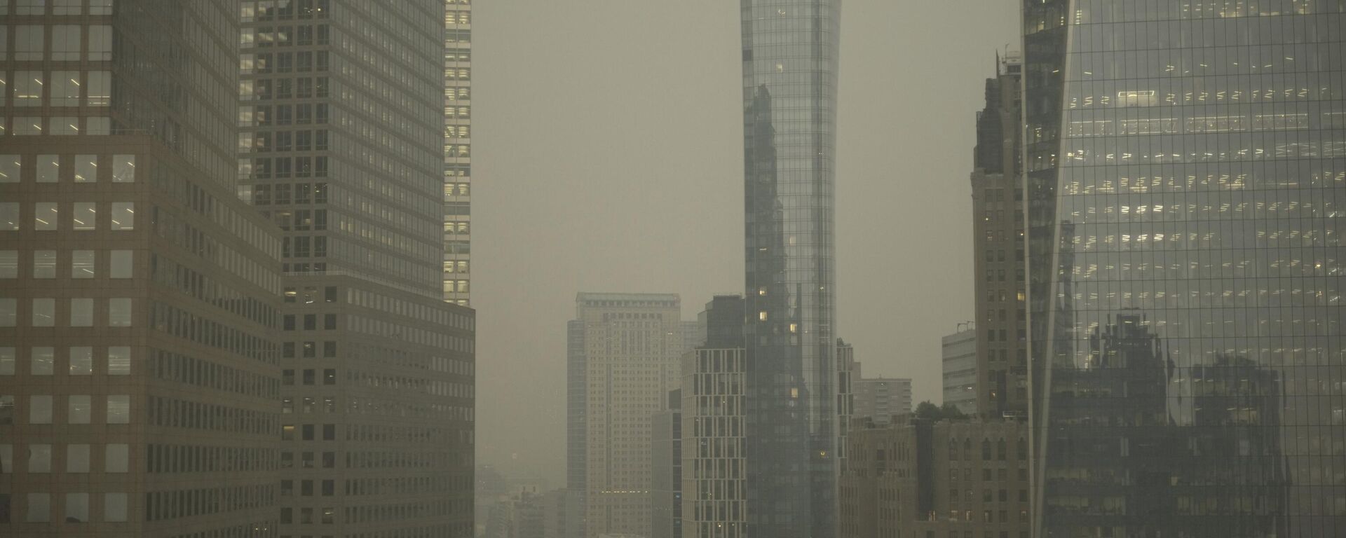 Buildings in lower Manhattan in New York are partially obscured by smoke from Canadian wildfires on Tuesday, June 6, 2023. - Sputnik International, 1920, 08.06.2023