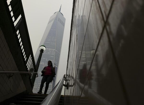A commuter steps into the subway as smoke from wildfires in Canada causes poor visibility of the One World Trade Center in lower Manhattan, Tuesday, June 6, 2023, in New York. - Sputnik International