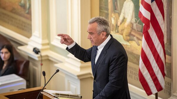 US 2024 Presidential hopeful Robert Kennedy, Jr. (R), speaks during an address to the New Hampshire Senate at the State House in Concord, New Hampshire, on June 1, 2023. - Sputnik International