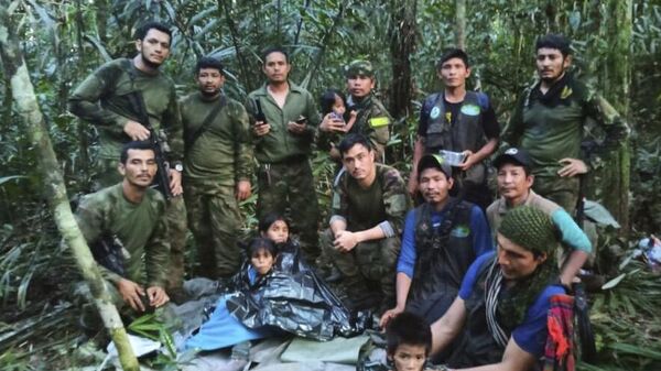 In this photo released by Colombia's Armed Forces Press Office, soldiers and Indigenous men pose for a photo with the four Indigenous brothers who were missing after a deadly plane crash, in the Solano jungle, Caqueta state, Colombia, Friday, June 9, 2023 - Sputnik International