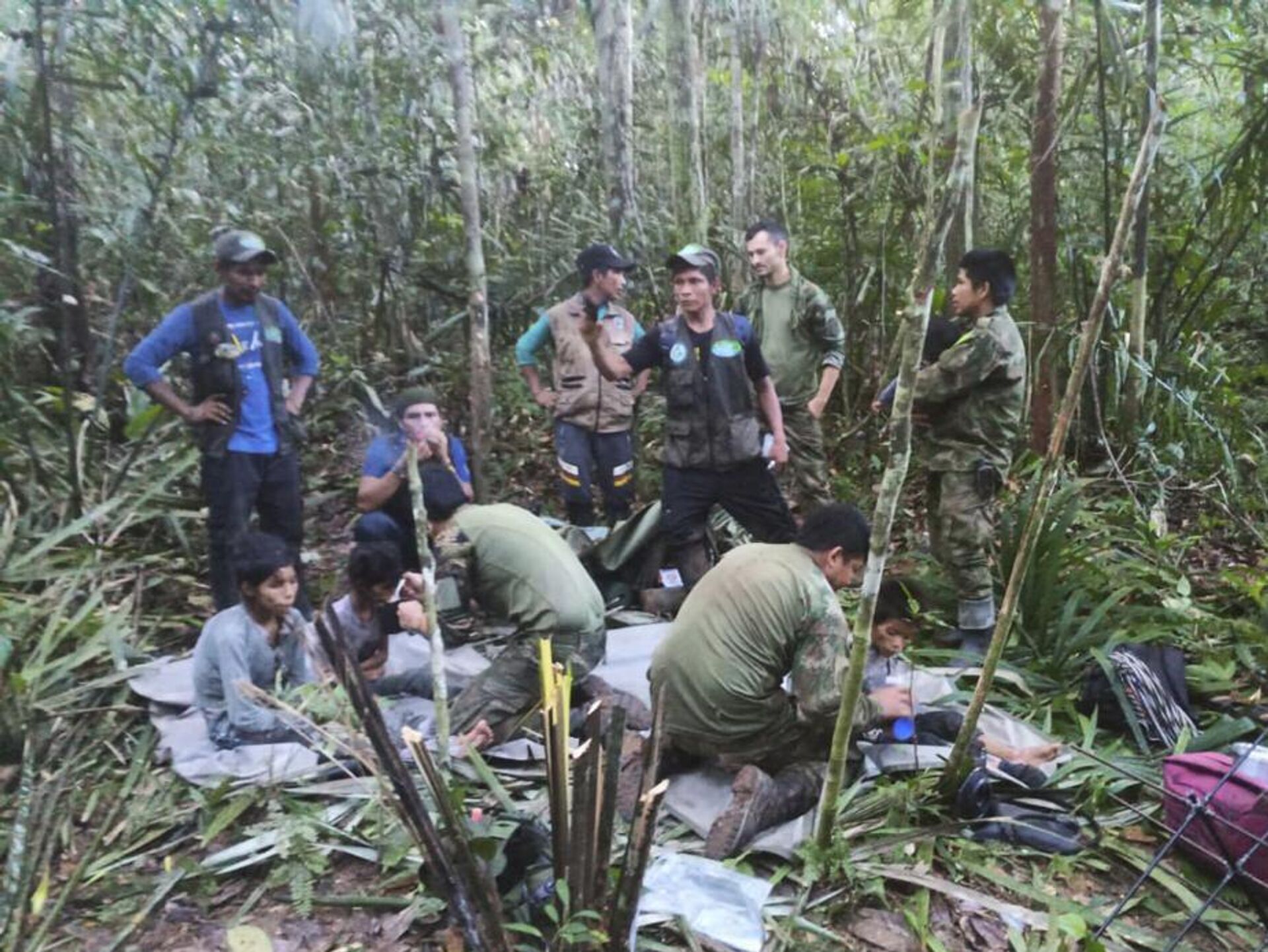In this photo released by Colombia's Armed Forces Press Office, soldiers and Indigenous men tend to the four Indigenous brothers who were missing after a deadly plane crash, in the Solano jungle, Caqueta state, Colombia, Friday, June 9, 2023 - Sputnik International, 1920, 10.06.2023