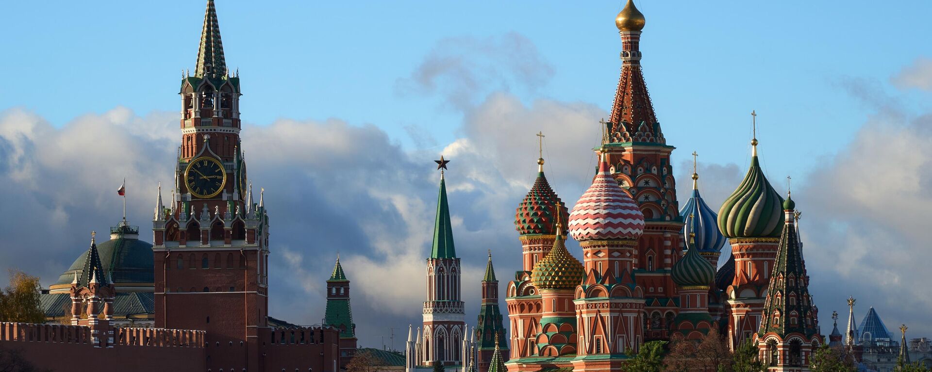 A general view shows the St. Basil's Cathedral and the Kremlin's Spasskaya Tower on a sunny autumn day, in Moscow, Russia. - Sputnik International, 1920, 25.09.2023