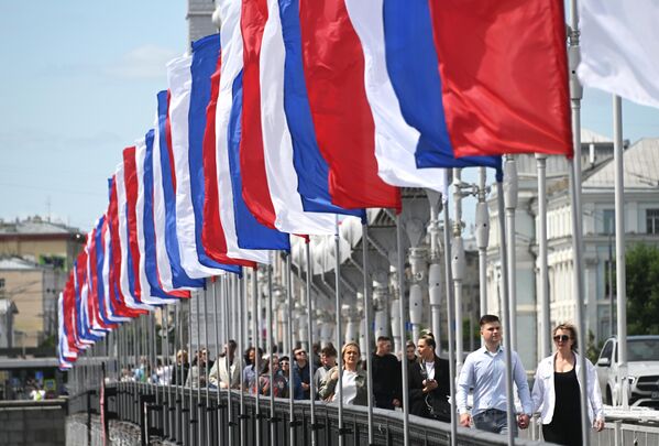 Crimean Bridge in Moscow decorated for Russia Day celebrations. - Sputnik International