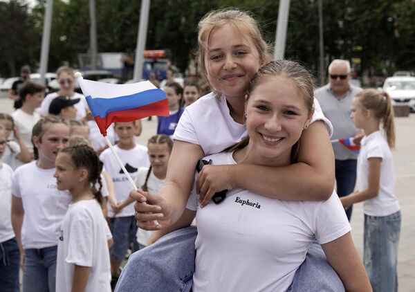 Two years later, the day the declaration was adopted was made a holiday in Russia, to be declared a state holiday two more years later in 1994.Above: People celebrate the Day of Russia in Mariupol. - Sputnik International