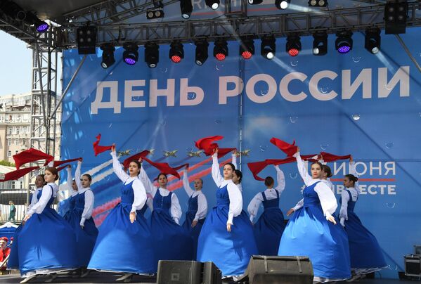 Dancers perform at a Russia Day concert in Vladivostok. - Sputnik International