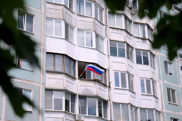 Russian national flag on display at a residential building in Tiraspol during Russia Day. - Sputnik International