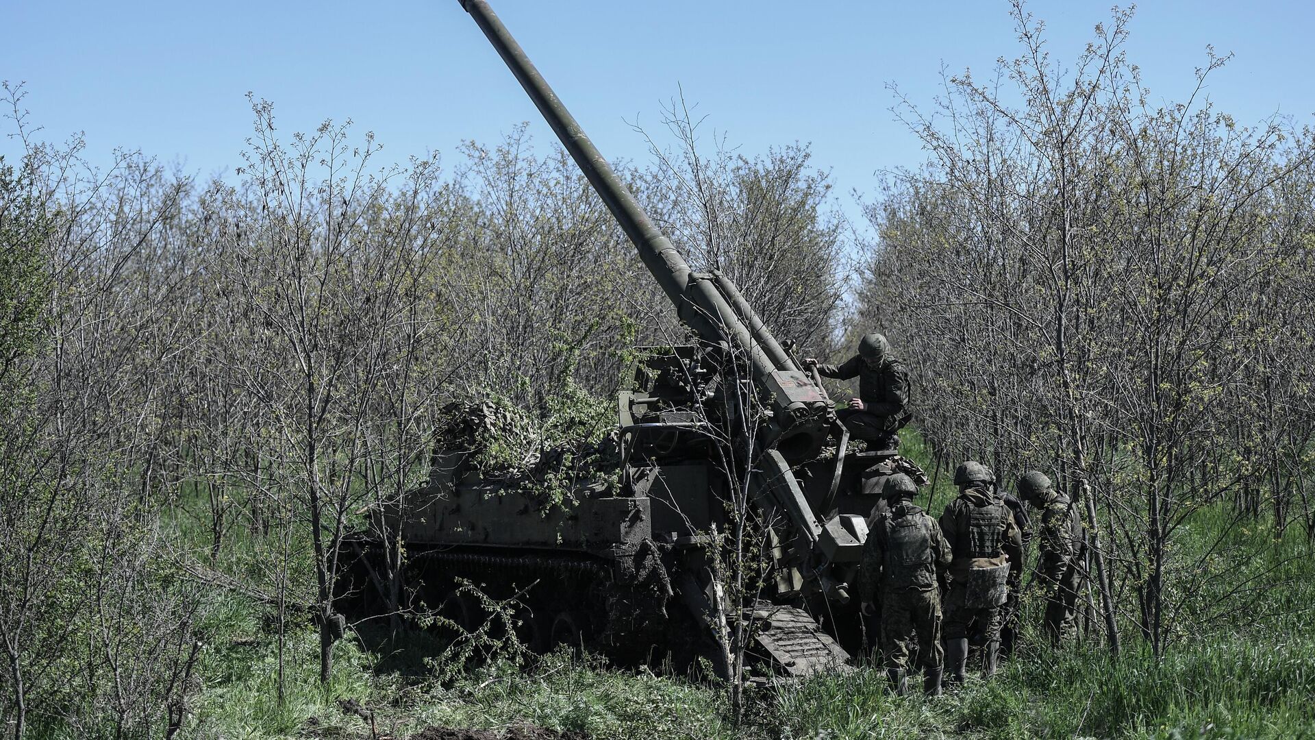 Russian servicemen prepare a Giatsint-S self-propelled howitzer before firing towards Ukrainian positions in the course of Russia's military operation in Ukraine, in Zaporozhye region territory, that has accessed Russia. - Sputnik International, 1920, 12.06.2023