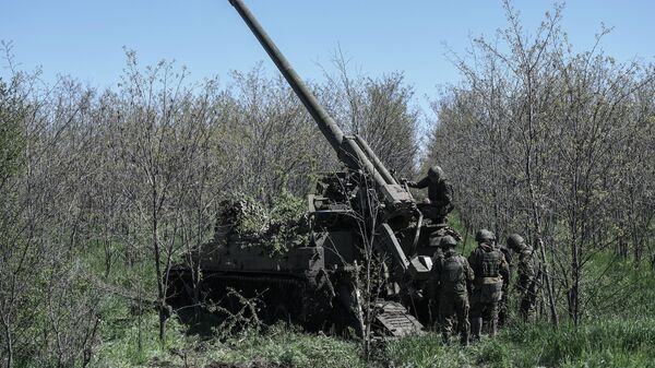 Russian servicemen prepare a Giatsint-S self-propelled howitzer before firing towards Ukrainian positions in the course of Russia's military operation in Ukraine, in Zaporozhye region territory, that has accessed Russia. - Sputnik International