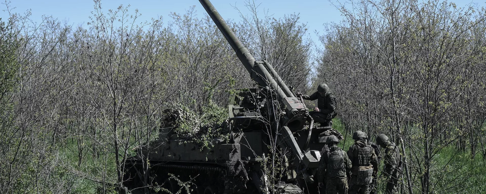 Russian servicemen prepare a Giatsint-S self-propelled howitzer before firing towards Ukrainian positions in the course of Russia's military operation in Ukraine, in Zaporozhye region territory, that has accessed Russia. - Sputnik International, 1920, 24.07.2023