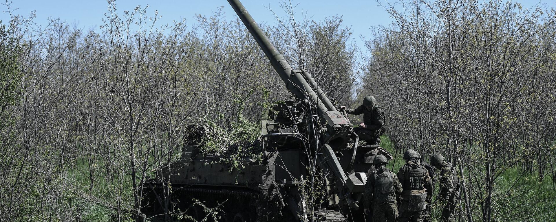 Russian servicemen prepare a Giatsint-S self-propelled howitzer before firing towards Ukrainian positions in the course of Russia's military operation in Ukraine, in Zaporozhye region territory, that has accessed Russia. - Sputnik International, 1920, 29.07.2023