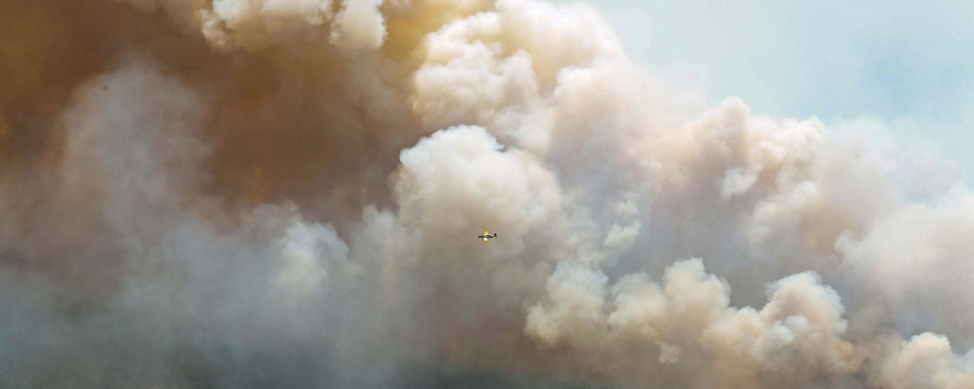 In this aerial image, an aircraft, center, flies near a wildfire burning near Barrington Lake in Shelburne County, Nova Scotia, on Wednesday, May 31, 2023. - Sputnik International, 1920, 15.06.2023