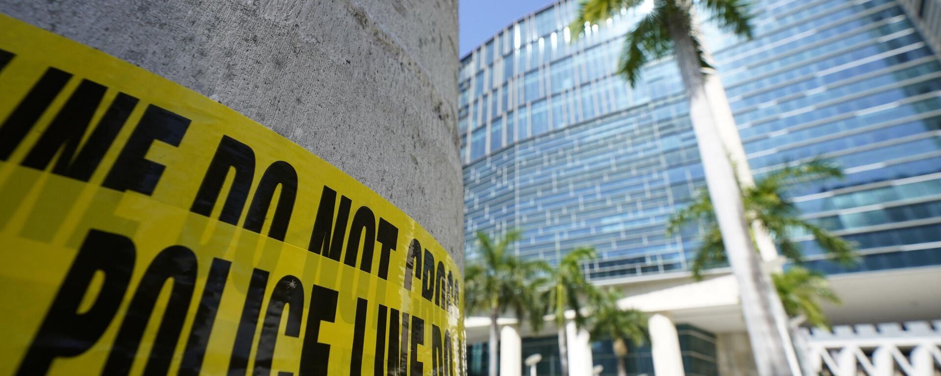 Police tape is wrapped around a palm tree outside the Wilkie D. Ferguson Jr. U.S. Courthouse, Monday, June 12, 2023, in Miami, Fla. Former President Donald Trump is set to appear at the federal court Tuesday, on dozens of felony charges accusing him of illegally hoarding classified information. - Sputnik International, 1920, 13.06.2023