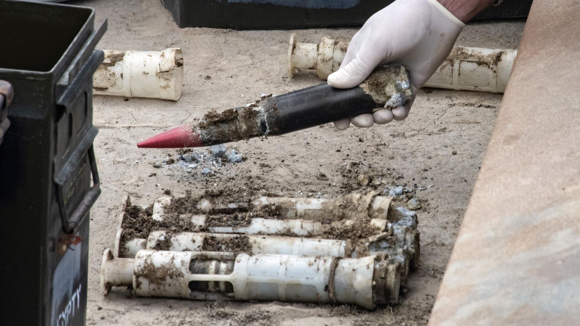 In this image provided by the US Air Force National Guard Explosive Ordnance Disposal Technicians prepare several contaminated and compromised depleted uranium rounds on June 23, 2022, at Tooele Army Depot, Utah - Sputnik International, 1920, 08.09.2023